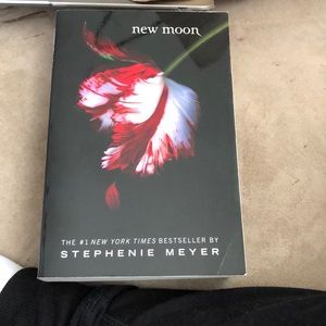 New moon by stephenie Meyer Paperback